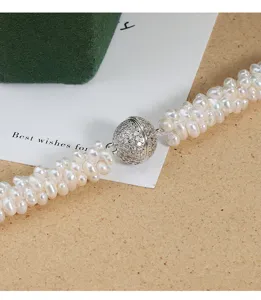 Detailaufnahme der mehrsträngigen Süßwasser-Barockperlenkette mit funkelndem Kugel-Magnetverschluss.
