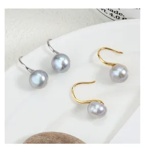 Elegante Süßwasserperlen Ohrhänger mit Haken in Gold und Silber, minimalistisch.