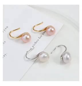 Elegante Süßwasserperlen Hängeohrringe in Gold und Silber, ideal für minimalistischen Alltag.