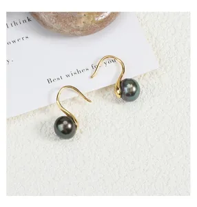 Detailaufnahme eleganter Natur-Süßwasserperlen-Ohrringe mit 925er Silber-Gold-Haken.