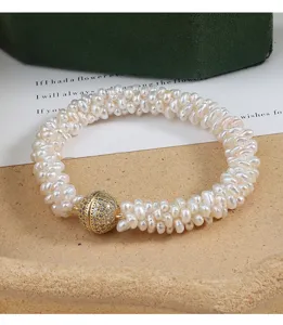 Detailaufnahme eines mehrsträngigen Süßwasserperlenarmbands mit magnetischem Kugelverschluss.