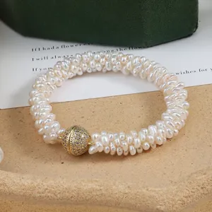 Elegantes mehrsträngiges Süßwasserperlenarmband mit funkelndem Magnet-Kugelverschluss Schmuck.