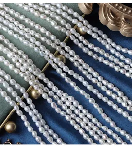 Detailansicht von echten Süßwasserperlen Strängen, 3-3.5mm kleine Perlchen für DIY Schmuck.