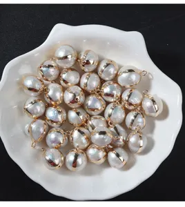Detailansicht von 12-13mm Natur Süßwasser Barock Perle Anhänger mit vergoldeter Öse DIY.