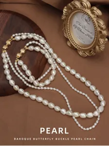 Vista detallada del collar de perlas barrocas de doble capa con cierre de mariposa.