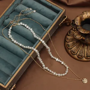 Zweilagige Süßwasser Barock Perlenkette mit Anhänger, elegantes Vintage Schmuck Design.