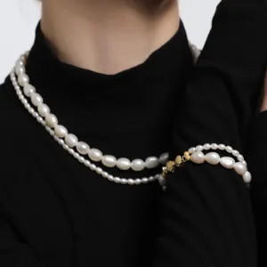 Conjunto de collar y pulsera de perlas de agua dulce barrocas con elegante cierre de lazo.