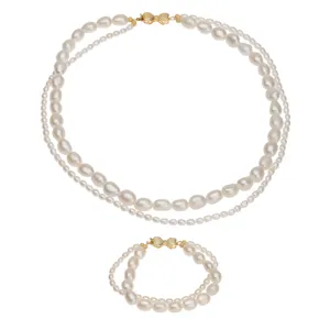Conjunto de collar y pulsera de perlas barrocas de doble capa con elegante cierre de lazo dorado.