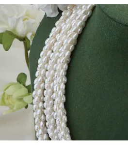 Mehrsträngige natürliche Süßwasserperlen Halskette, elegantes Reispillen Design für Damen.
