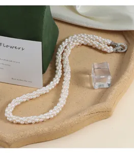 Nahaufnahme der mehrsträngigen Natur-Süßwasserperlen-Halskette mit elegantem Metallverschluss.