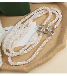 Detailaufnahme mehrsträngiger Süßwasser Reiskorn Perlenkette mit eleganten Metallverschlüssen.