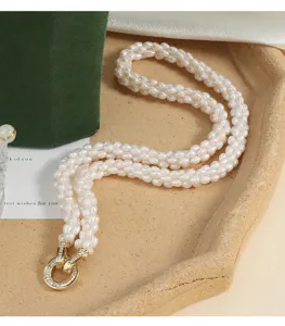 Detailansicht mehrsträngige Süßwasserperlen Halskette mit goldenem Vintage Kreisverschluss.