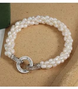 Elegantes mehrsträngiges Süßwasserperlen Armband mit glänzendem runden Zirkon Metallverschluss.