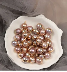 Détail de pendentif en perle d'eau douce plaqué or, idéal pour accessoires de boucles d'oreilles DIY.