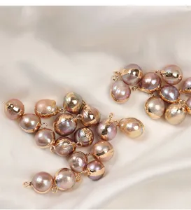 Détail en gros plan de pendentifs en perles d'eau douce baroques bordés d'or pour DIY.