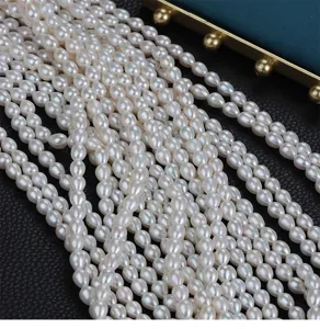 Gedetailleerd overzicht van witte druppelvormige zoetwaterparelstrengen voor DIY-sieraden.