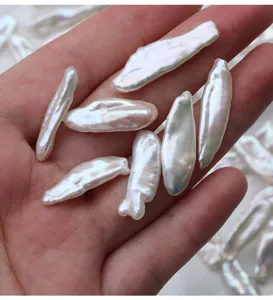 Primo piano di perle d'acqua dolce barocche a bastoncino con lucentezza naturale e forma unica.