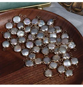 Vue detaillee de perles d'eau douce baroques rondes de 9-10mm a double anneau pour bijoux DIY.