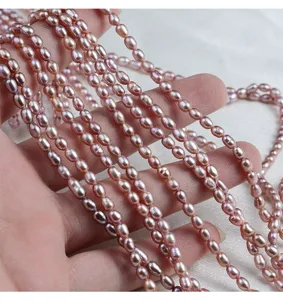 Nahaufnahme von 3-3.5mm rosa Süßwasser-Reisperlen-Strängen für DIY Handgemachter Schmuck.