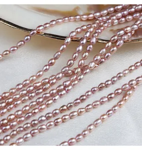 Nahaufnahme von 3-3.5mm rosa Süßwasser-Reisperlen, ideal für kreatives Schmuckdesign.