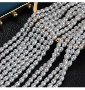 Gedetailleerd uitzicht op 6mm zoetwaterparels in druppelvorm voor DIY handgemaakte sieraden.
