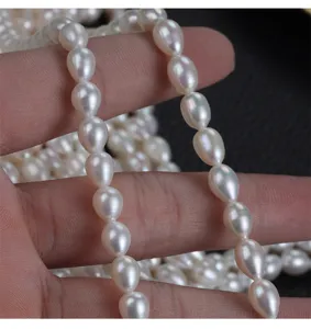 Gedetailleerd overzicht van 6mm druppel zoetwater parels losse kralen voor DIY sieraden maken.