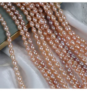 Close-up van 6mm roze druppelvormige zoetwaterparels losse kralen voor handgemaakte sieraden.