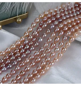 Close-up van natuurlijke zoetwaterparels in druppelvorm, glanzende kralen voor DIY sieraden.
