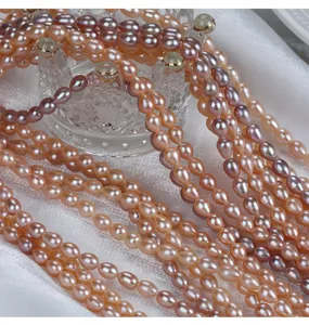 Close-up van mooie roze paarse druppelvormige zoetwaterparels voor DIY sieraden maken.