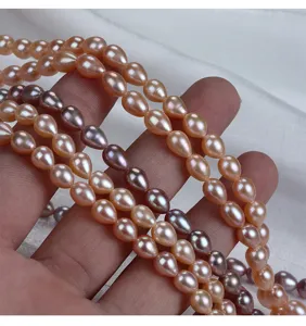 Gedetailleerde opname van 6mm waterdruppel natuurlijke zoetwaterparels losse strengen voor DIY sieraden.