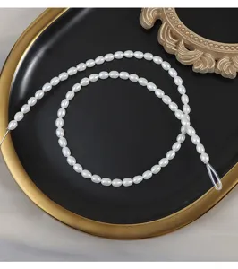 Vista dettagliata di filo di perle di riso d'acqua dolce naturali 4.5-5mm per gioielli fai da te