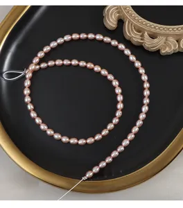 Primo piano perle d'acqua dolce naturali a forma di riso 4.5-5mm per creazione di gioielli fai da te.