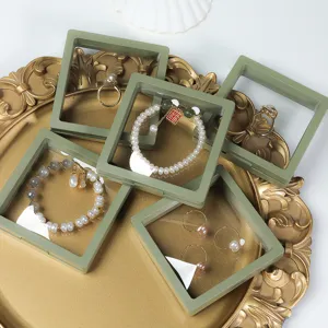 PE-Folie schwebende Schmuckschachtel Detailansicht, transparenter Rahmen für Ringe und Armbänder.