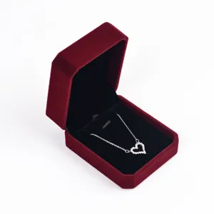 Rote Samt Schmuckgeschenkbox mit glänzender Herz Anhänger Halskette für Damen und Mädchen.