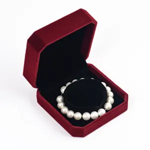 Elegante rote Samtschmuckschatulle mit weißem Perlenarmband für Geschenkpräsentation.