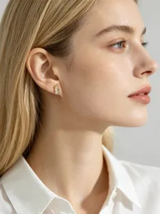 Orecchini a perno mazza da golf zirconi oro, vista dettaglio in argento sterling 925.