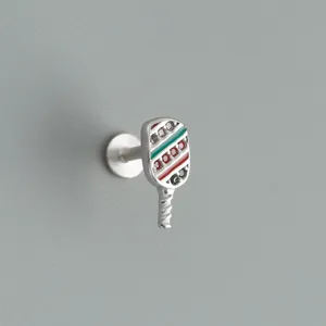 Primo piano di un orecchino a lobo in argento sterling a forma di racchetta da pickleball.