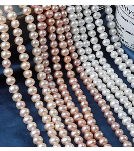 Primo piano dettagliato di fili di perle d'acqua dolce naturali, perle lisce da 7mm in vari colori.