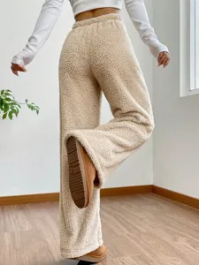 Detailweergave van de comfortabele zachte pluche fleece casual broek voor dames in beige.