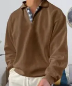 Dettaglio felpa polo uomo manica lunga casual, vestibilità comoda colletto, autunno.