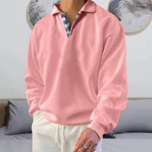 Dettaglio di felpa polo rosa a maniche lunghe da uomo con colletto a quadri nella camera.