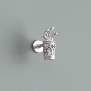 Dettaglio orecchino a bottone mazza da golf, argento S925 smalto rosa e zirconi.