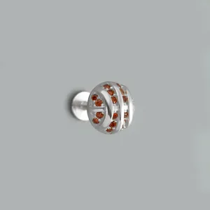 Orecchino lobo pallacanestro in argento S925 con zirconi arancioni vista ravvicinata