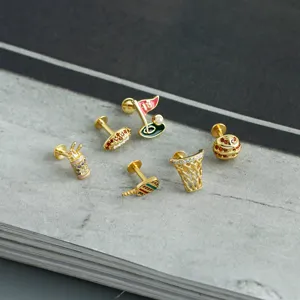 Dettaglio in primo piano di orecchini piercing sportivi in argento con zirconi.