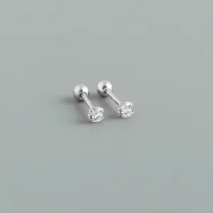 Vista dettagliata dei semplici orecchini a lobo in argento 925 con zircone rotondo.