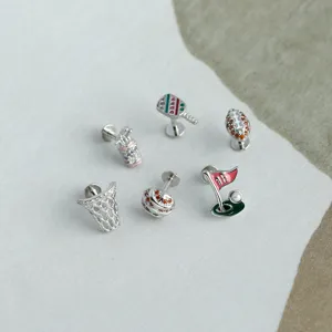 Vista dettagliata di orecchini a perno con zirconi in argento sterling 925 sportivi.