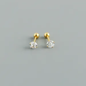 Primo piano dettagliato di orecchini lobo zircone con chiusura a vite in finitura oro.