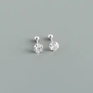 Primo piano dettagliato di un paio di orecchini a lobo in argento con zircone cubico.