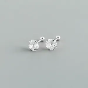 Primo piano dettagliato di eleganti orecchini in argento con zircone e chiusura a vite.