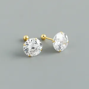 Orecchini a lobo in argento sterling 925 con zircone singolo, quattro griffe e chiusura a vite.